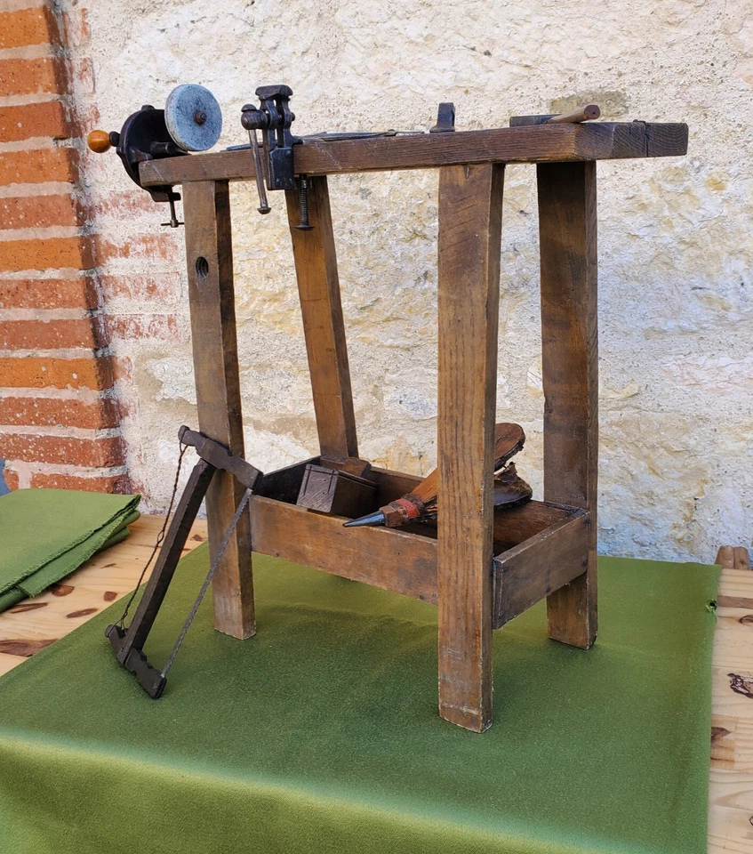 ANCIEN PETIT ÉTABLI ENFANT AVEC SES OUTILS FER FORGÉ ET BOIS - TRÈS BEL OBJET - Photo 2/4
