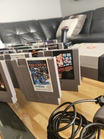 Original Nintendo  1985 NES - 001  (2) Zapper guns (2) gaming joystick (s). 