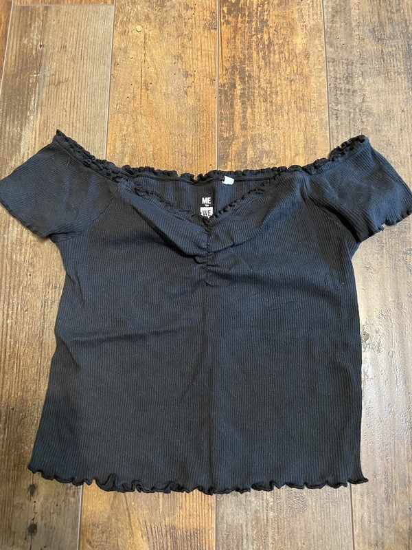 womens me to we black crop top Size medium