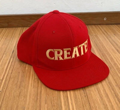 Rote Kappe mit Aufschrift Create von yupoong the classics