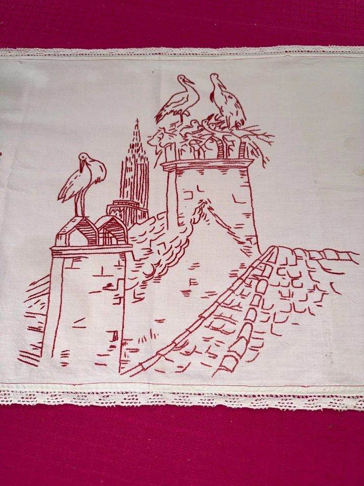 Grand napperon ancien brodé main Alsace, cigognes 120 cm x 37 cm - Photo 2/4
