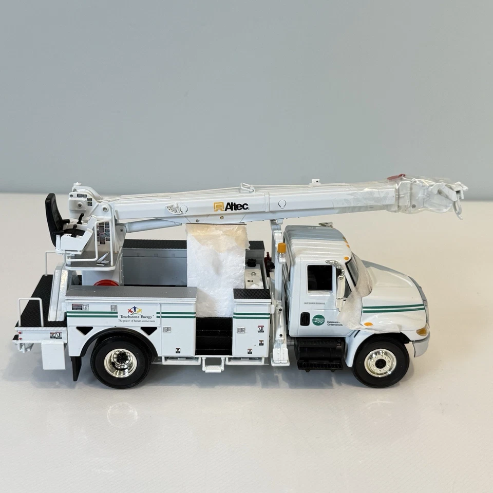 1/34 International 4400 Series with Digger Derrick Delaware Electric Co-op DEC - Image 3 of 4