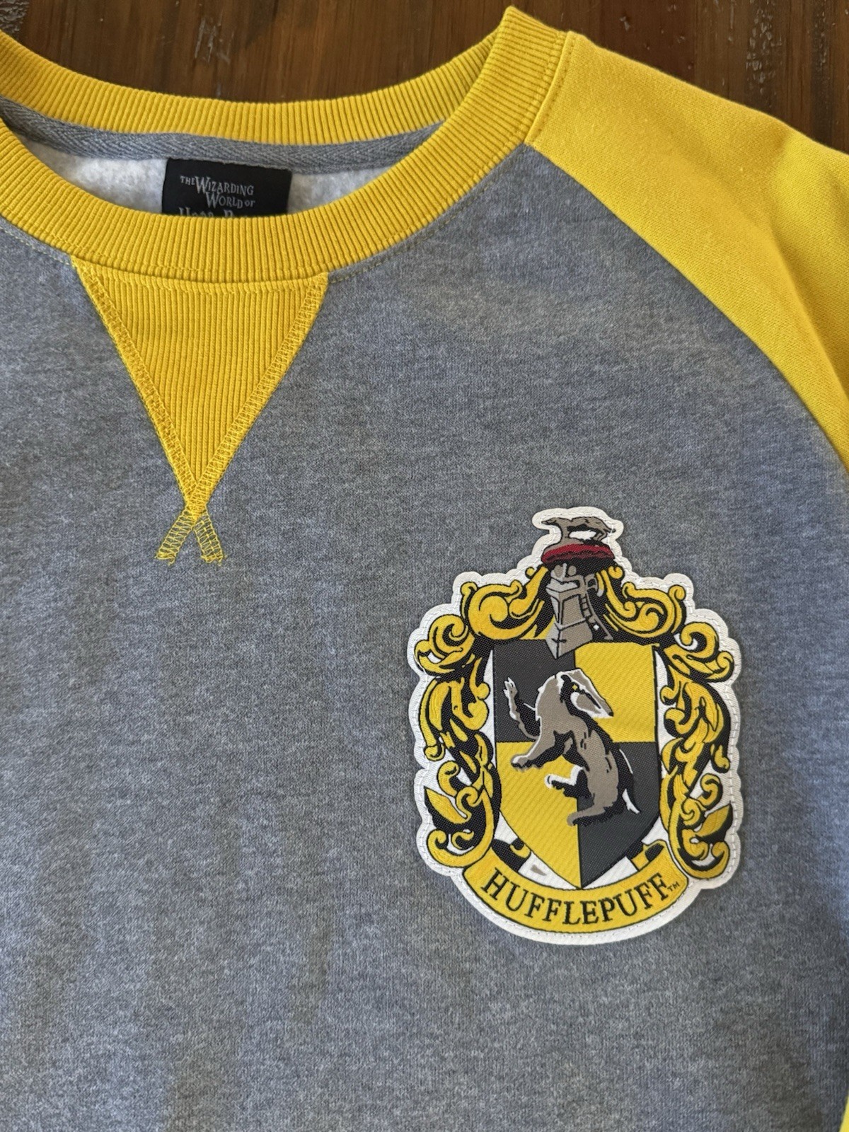 UNIVERSAL STUDIOS HARRY POTTER HUFFLEPUFF WIZARDING WORLD SWEATSHIRT NWT Sz LG