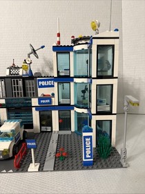 LEGO CITY Police Station 7498 With Vehicles