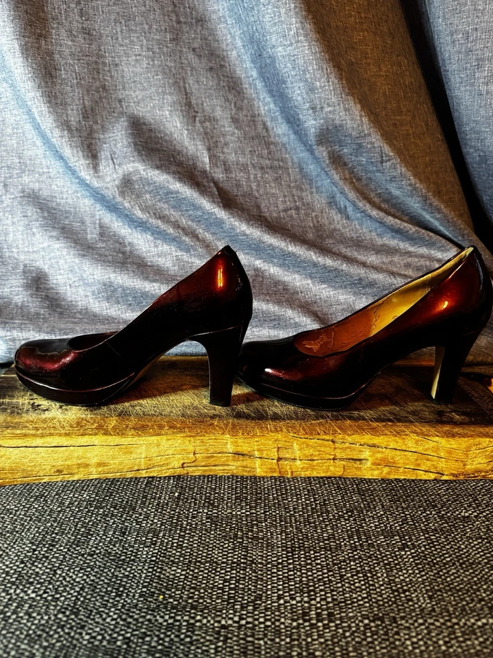 CLARKS Burgundy Suede/Patent Leather Trim, Kitten Heel Court Shoes Size 5.5D - Image 3 of 4