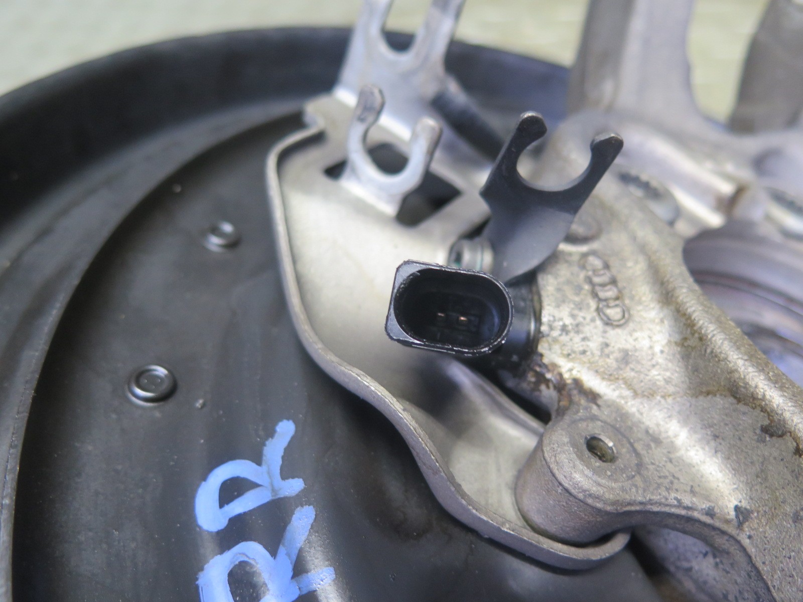 2006-2012 BENTLEY CONTINENTAL FLYING SPUR REAR RIGHT SPINDLE KNUCKLE WHEEL HUB