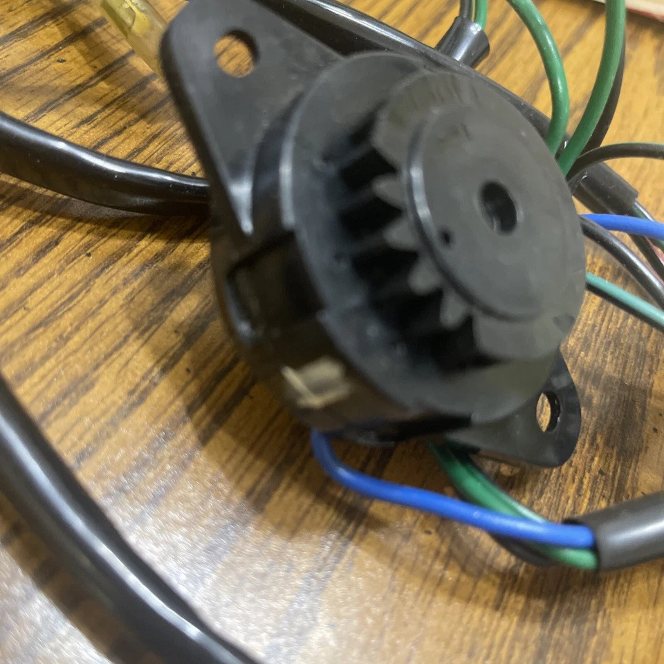 Nissan 27670-N8200 Switch-Air Con 1981-1983 Nissan Datsun 810 27670N8200 NOS OEM - Image 2 of 4