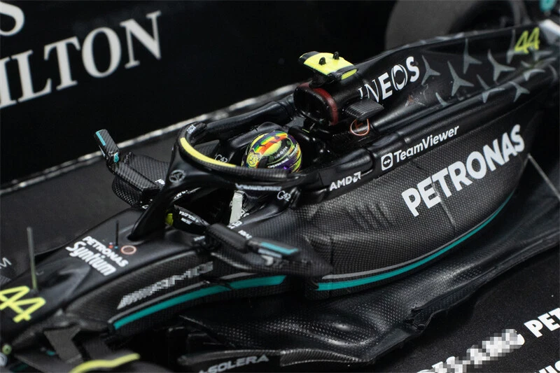 MINICHAMPS 1:43 MB PETRONAS F1 W14 E PERFORMANCE #44 / #63 Resin Model Car - Image 4 of 4