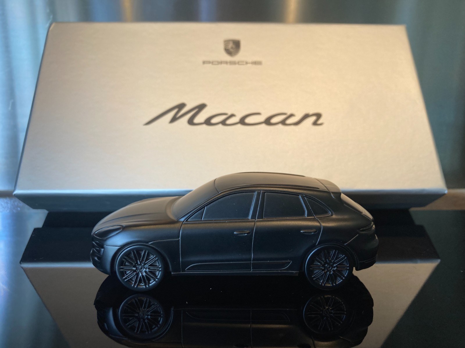 Presse-papier Porsche Macan noir mat miniature fonte aluminium 1/43 pour bureau