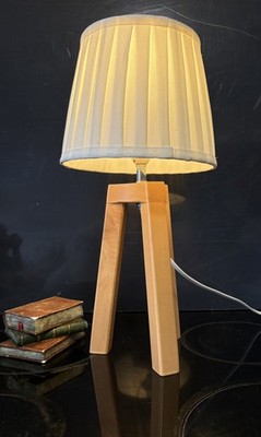 Schreibtischlampe aus massivem Naturholz mit Tripod von TJM - mit Leinenschirm