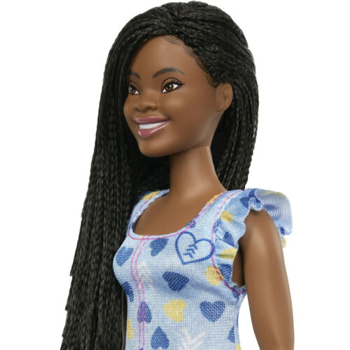 Barbie 13,2" bambola fashionista con sindrome di Down che indossa un vestito stampa cuore - Foto 4 di 6