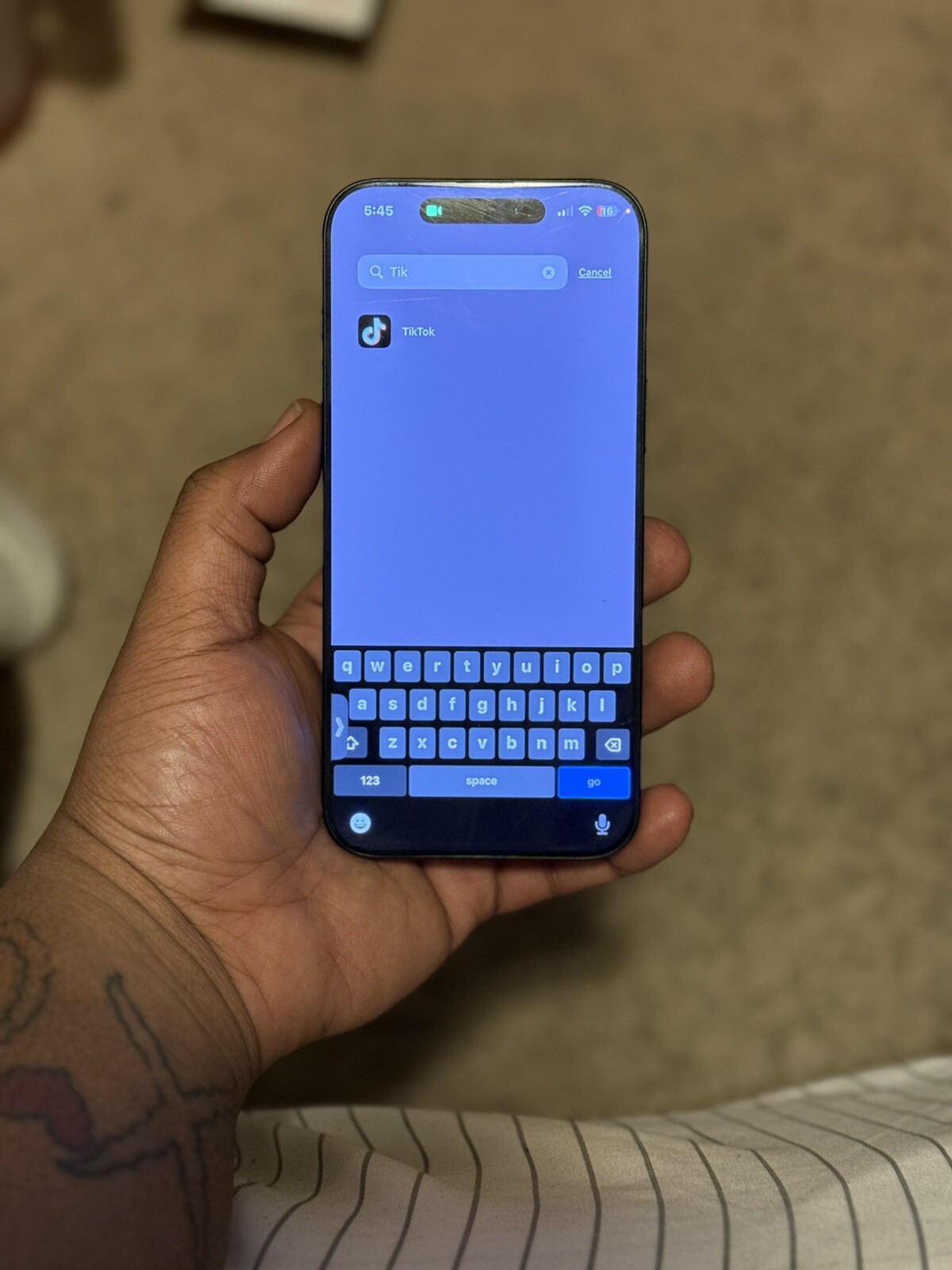 iPhone 16 Pro Max con aplicación TikTok-image