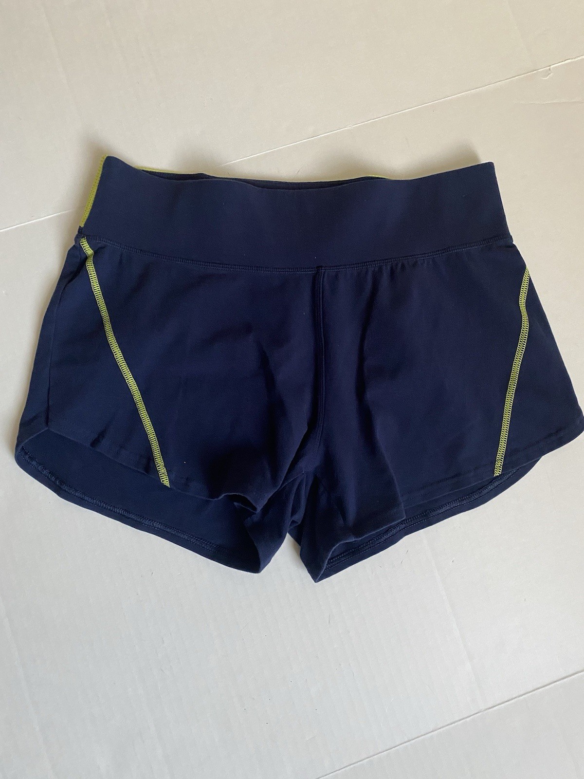 Pantaloncini da corsa Fila Tru Dry taglia Medium blu navy con cintura in rete neon.