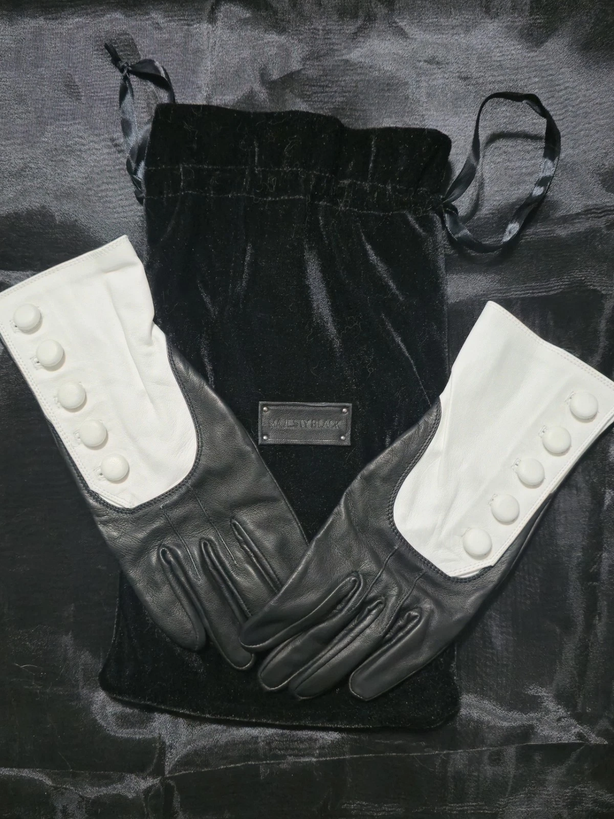 GHOST Band - Majesty Black - Mens Size 8.5 Cardinal Copia Black/White Gloves
Opens in a new window o