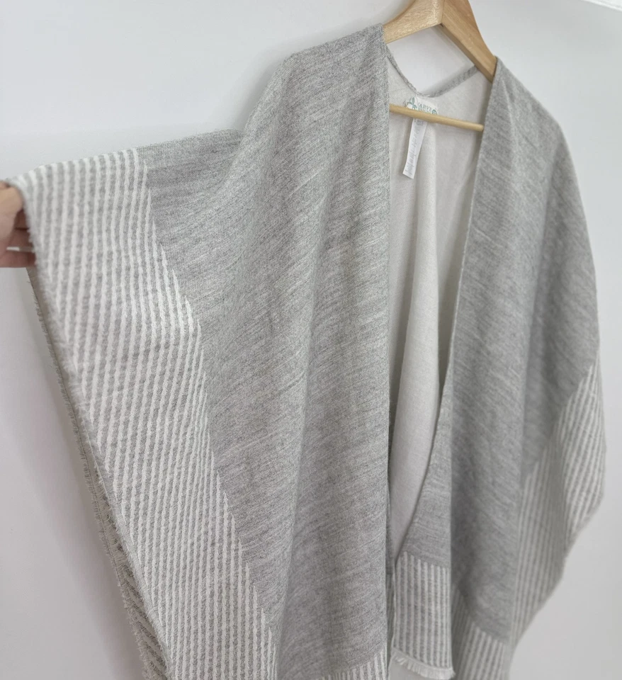 Poncho Carve Designs Gris Blanco Rayas Tejido Talla Única Suave Acogedor Foto 3 de 4