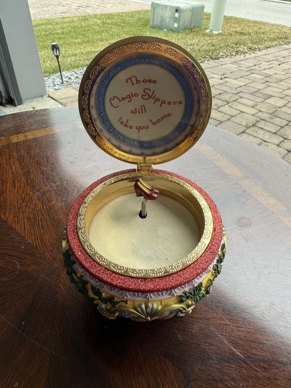 Wizard of Oz Music Box Plays Over The Rainbow Dorothy Glinda RARE Works