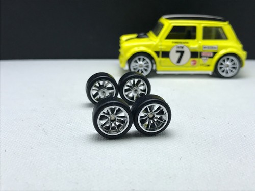 R228 Hot Wheels Set 1/64, 10 razze CE28 cromate lunghe 10 mm, gomma veri piloti - Foto 4 di 6