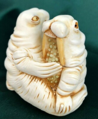 HARMONY KINGDOM - TREASURE JESTS - LOVE SEAT (WALRUS)