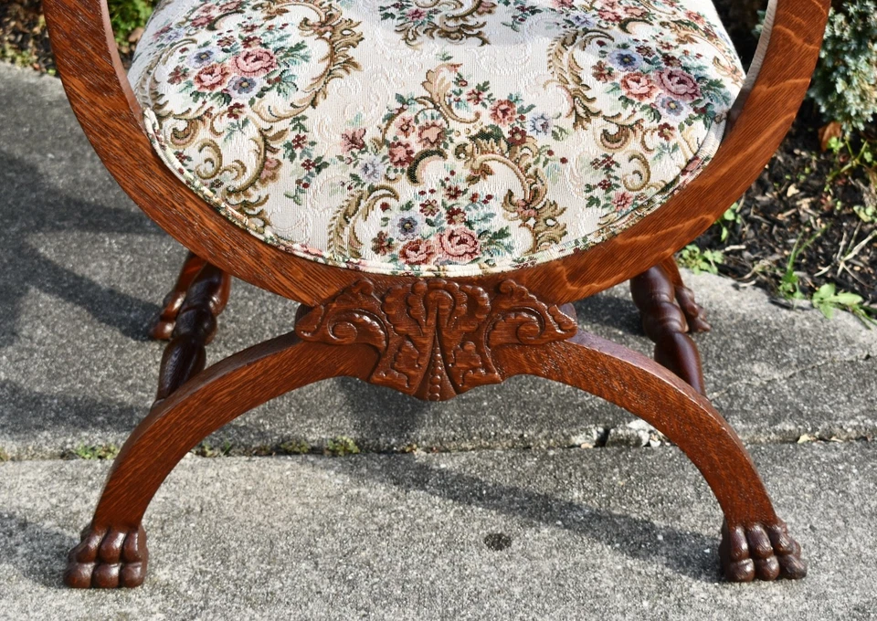 Silla antigua tallada de roble estilo jacobeo en forma de U con caras figurativas Foto 3 de 4