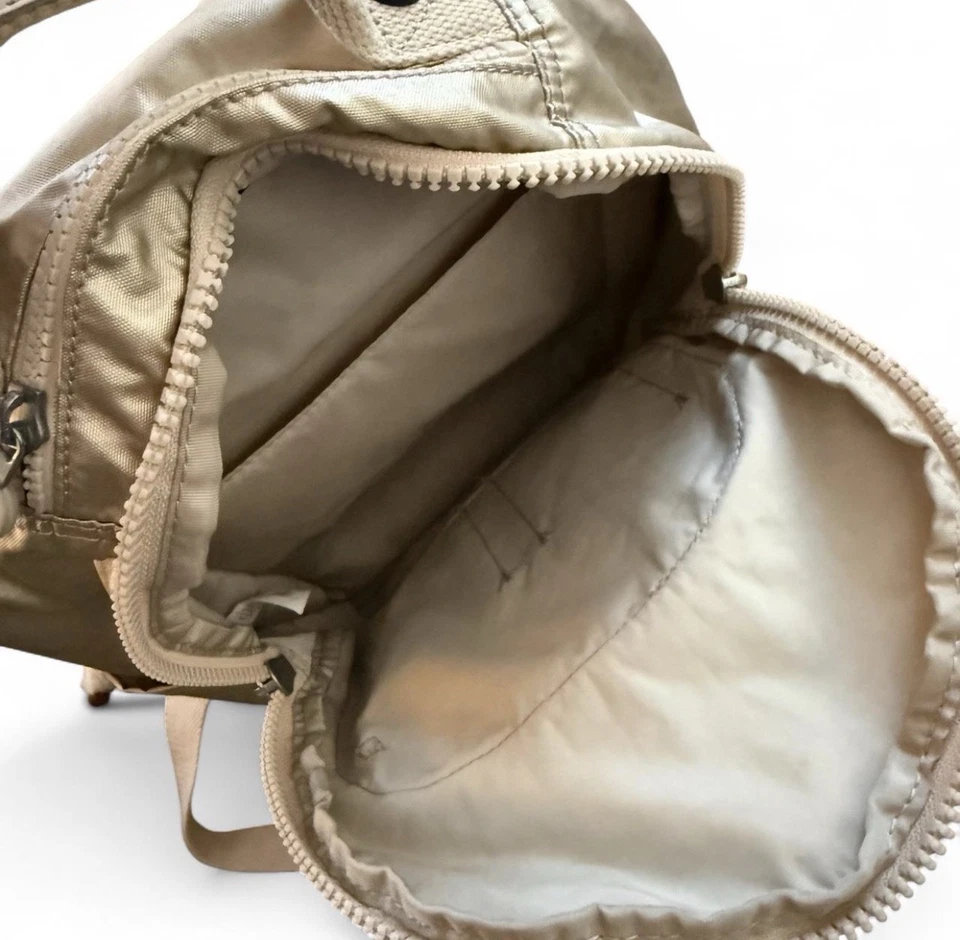 Mochila pequeña para tableta metálica Kipling Seoul Foto 3 de 4