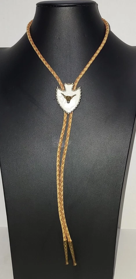 Corbata Bolo de cuero marrón de dos tonos con forma de flecha de madreperla sintética blanca Foto 2 de 4