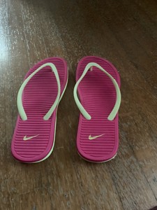 maroon nike flip flops