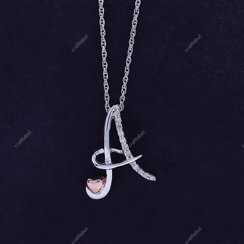 Collar colgante de dos tonos con inicial y corazón de diamantes naturales de ley con detalles de diamantes de la A a la Z Foto 2 de 4