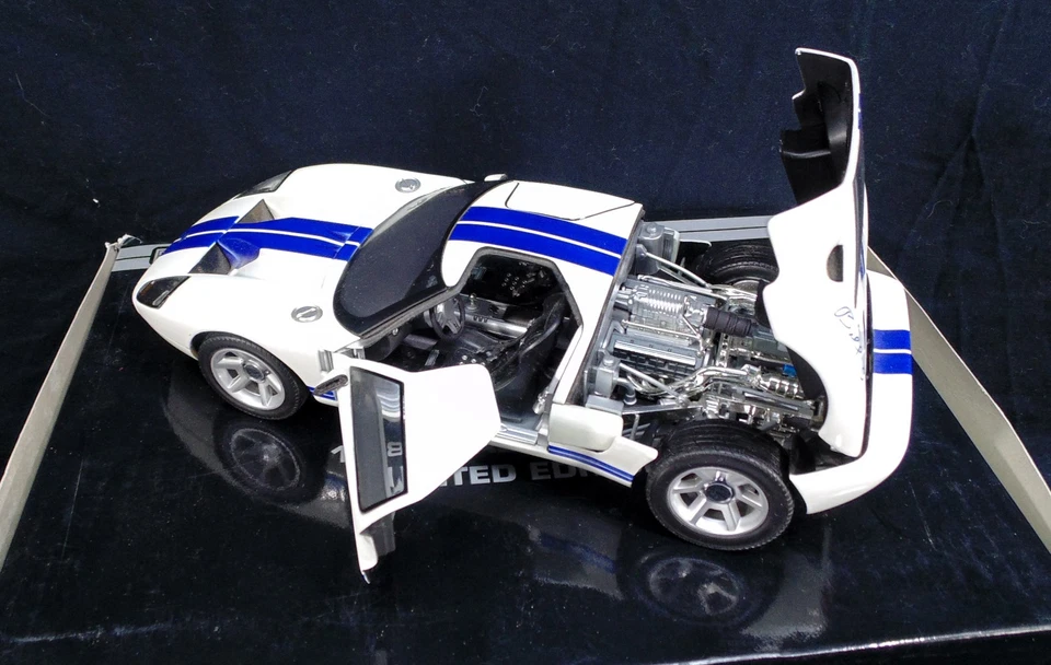 Beantstalk Ford GT 1/18 Diecast Limited Edition Car w/Stand & Box White/Blue - Image 4 of 4