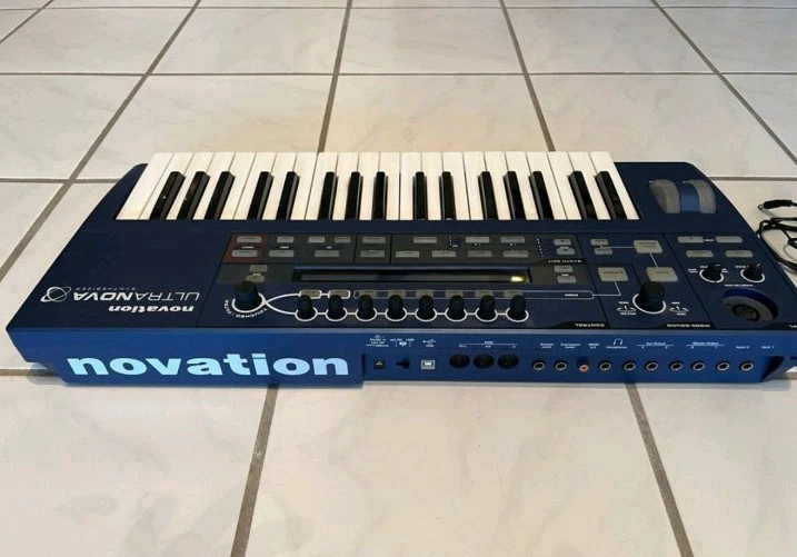 Novation ULTRANOVA Analog VA Synthesizer mit Schwanenhalsmikrofon - Bild 2 von 2