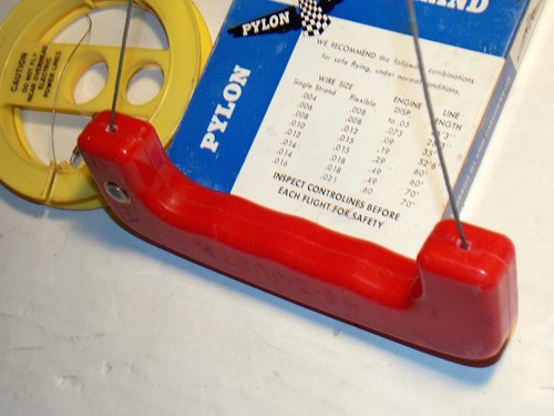E-Z JUST RED 6" CONTROL LINE HANDLE PLUS 60ft PYLON BRAND .015 BRAIDED LINES - Picture 13 of 14