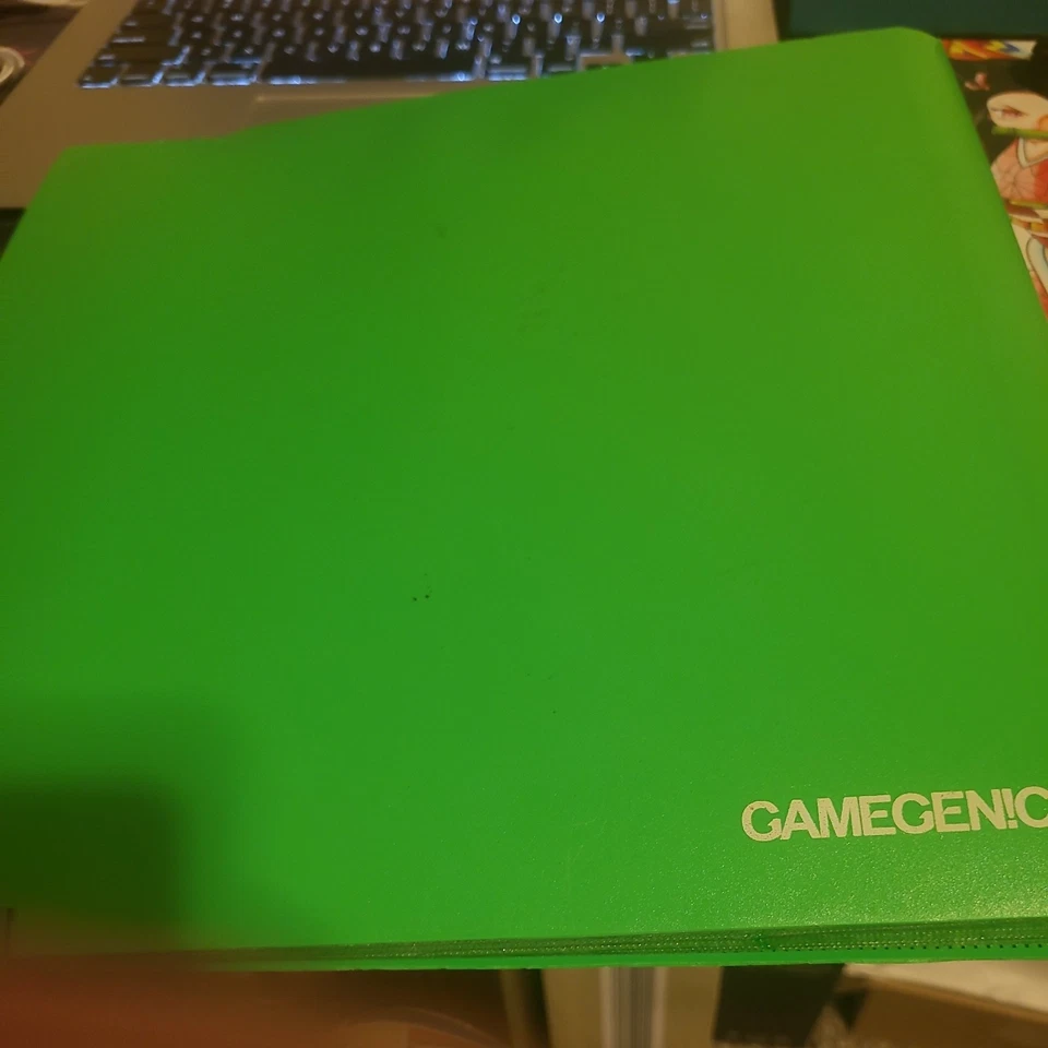 ÁLBUM CASUAL GAMEGENIC CARPETA DE 24 BOLSILLOS PORTAFOLIO BLANCO CONTIENE 480 TARJETAS NUEVO Foto 2 de 4