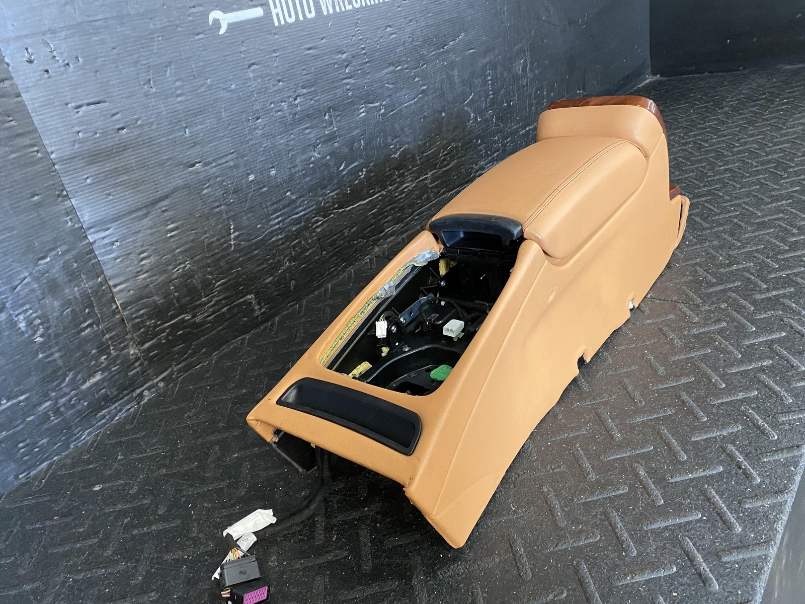 09-13 MASERATI QUATTROPORT FRONT CENTER FLOOR CONSOLE TAN
