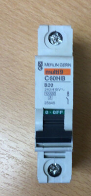 Charge von 5 Merlin Gerin Multi9 C60HB B20 20 Amp 25845 MCB B TYP 10kA je 2£ 
