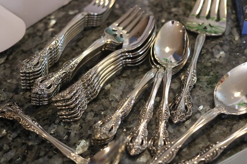 SERV. 6 VINTAGE ONEIDA HEIRLOOM FLATWARE "MICHELANGO " WITH CUBE+SERV.PC 34PC. - Picture 4 of 5