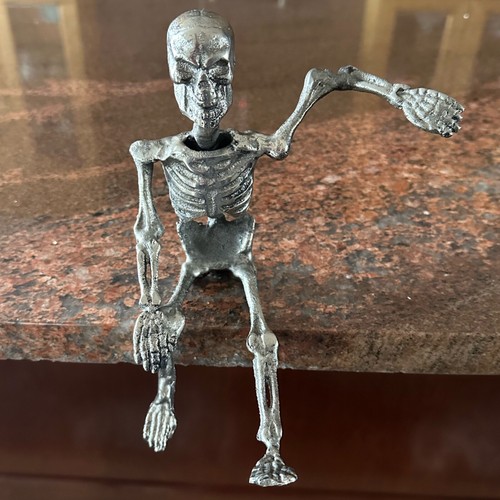 Silberfarbene Skelett Halloween Figur Statue 7,5" Ganzkörper Wohndeko - Bild 2 von 7
