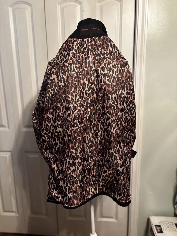 Casaco estilo capa preta Betsy Johnson - Imagem 3 de 3