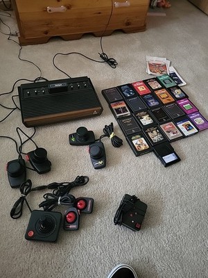 Atari 2600 Console Six Switch,4 paddles Power and AV cable. 21 Games 3 joystick