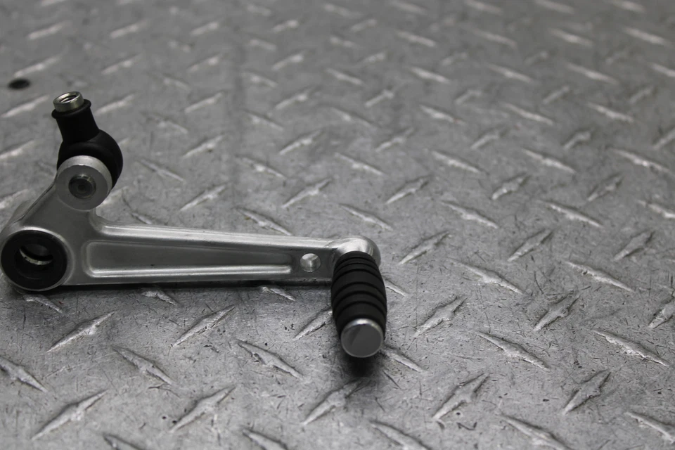 2006 SUZUKI HAYABUSA GSX1300R ПЕДАЛЬ ПЕРЕКЛЮЧЕНИЯ ПЕРЕДАЧ 25600-24F00 - Изображение 3 из 4