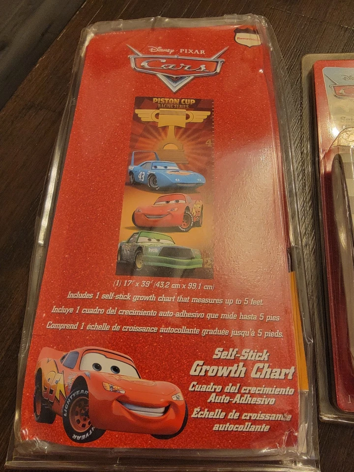 Carta de crecimiento autoadhesiva y borde de pared de autos Disney Pixar Foto 2 de 4