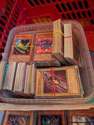 KONAMI Yu-Gi-Oh! Karten Lot Deutsch Und Englisch. 50 Common Und 2 Holos