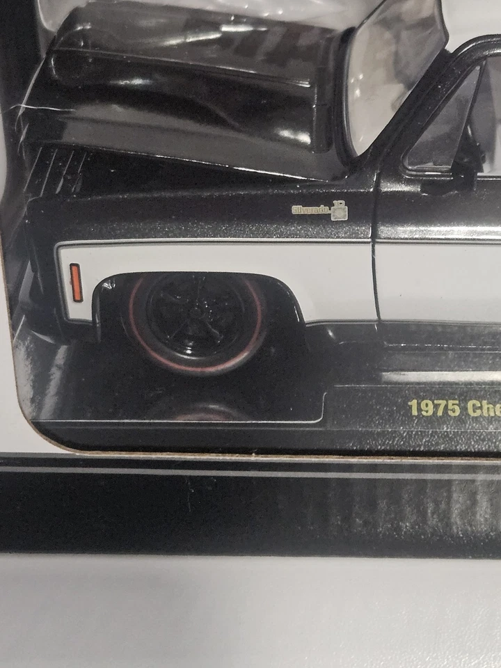 Chevy Silverado 1975 M2 blanco y negro persecución 1 de 750  Foto 3 de 4