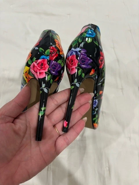 betsy Johnson 花卉高跟鞋 9 全新 — 第 3/4 张图片
