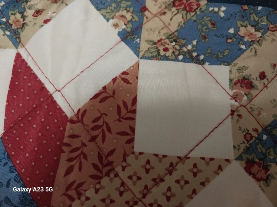 Edredón reversible Mainstays Patchwork poliéster frontal y relleno 86x90 Foto 4 de 4