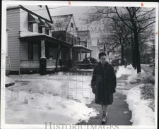 1977 Press Photo Bernice Krumhansi walks along Addison Road, NE. - cva93833
