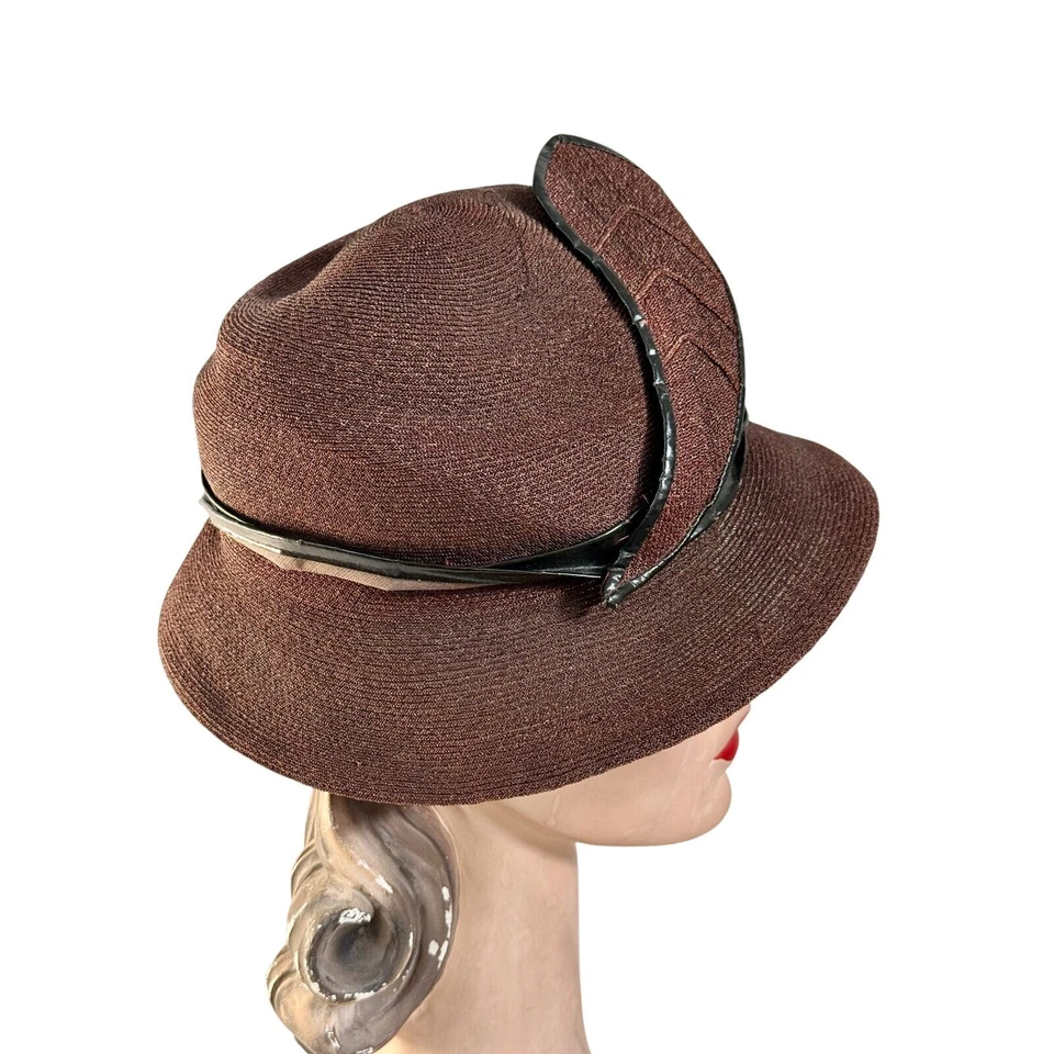 Sombrero antiguo de paja marrón de 1930 semi-cloche auto pluma Segunda Guerra Mundial mujeres talla única Foto 3 de 4