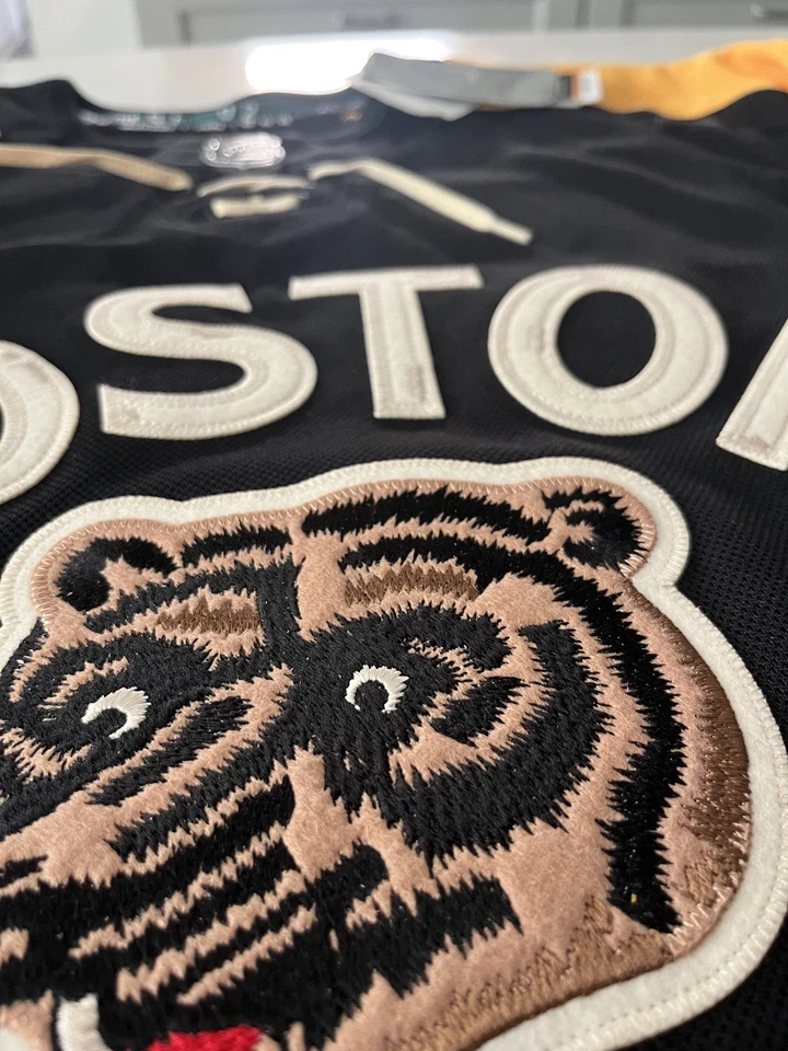 全新带标签 亲笔签名 Brad Marchand '23 WC 波士顿棕熊队 阿迪达斯 NHL 曲棍球球衣 46 — 第 3/4 张图片