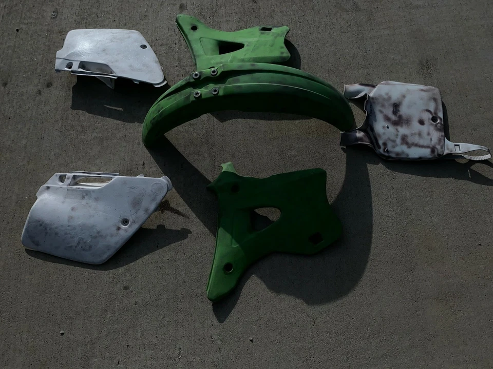 Kawasaki KX 250 1998 guardabarros delantero, placa, cubierta del radiador, placa cubierta lateral del asiento. Foto 2 de 4
