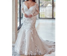 Plus Size Mermaid Wedding Dresses V Neck Long Sleeves Bridal Gowns Lace Applique
