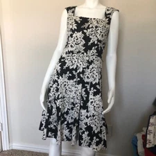 WHITE HOUSE BLACK MARKET Dress Size 6 Floral Lined Fit N Flare Zip with pockets