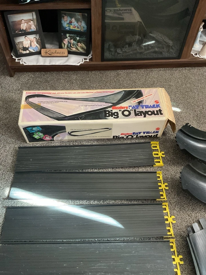 美泰 SIZZLER’S FAT TRACK BIG “O” LAYOUT 比赛套装 带汽车和泵 — 第 3/4 张图片